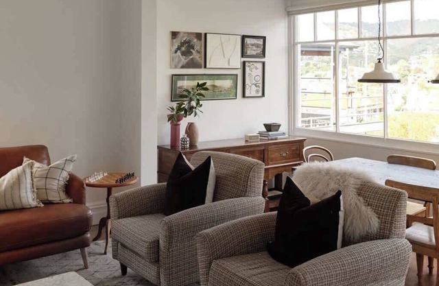 Sunny, spacious three bedroom apartment with views