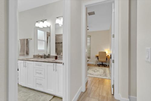 Sunny Stay Orlando Queen Room 2 with Shared Bath