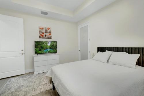 Sunny Stay Orlando Queen Room 5 with Shared Bath