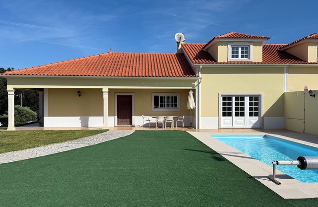 Sunny villa with pool and garden 5mn from Baleal