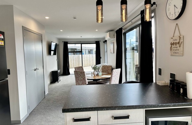 Sunnyside Getaway @Central Taupo. Brand new House!!