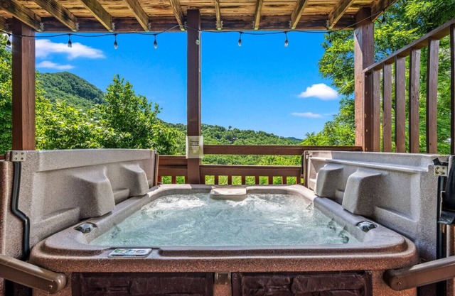 Sunrise Lodge: Stunning MTN Views! 3BR*Hot Tub*Firepit + Fireplace