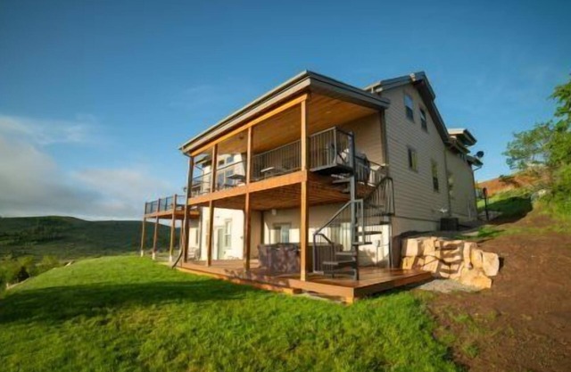 Sunrise Retreat Garden City - 8 Bedroom beautiful home with stunning views and easy access to Town