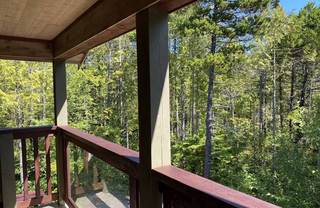 Sunrise Suite - A cozy forest sanctuary. 3min walking distance to the beach!