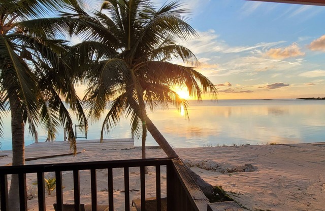 Sunset Beach Room - Long Island Harbour Club