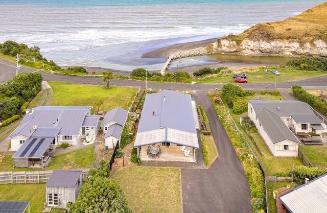 Sunset Escape - Stunning Beachfront Views