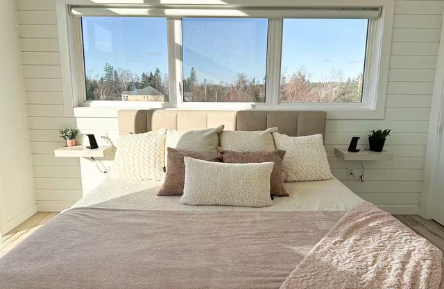 Sunset Hideaway . Beautiful New & Modern Full Home Rental