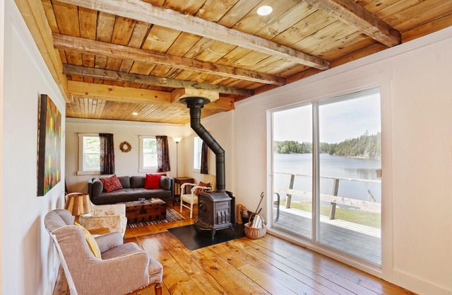 Sunset Ocean Cove Waterfront Cottage - 10 mins from Lunenberg, great restaurants