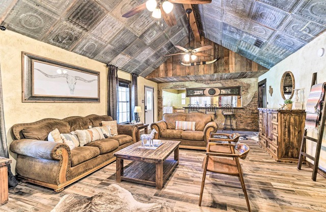 Sunset Ranch w/Pool & Hot Tub on 29 Acres!