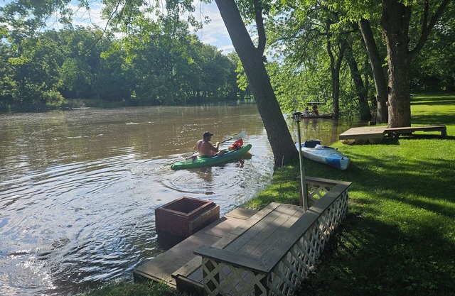 Sunset retreat 2 bedroomnOverlooking river and sunsetsnpool and hottub. Remodel