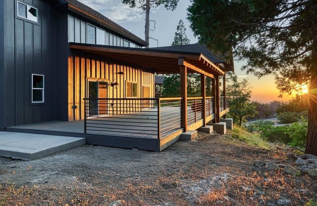 Sunset Retreat ~ AC, Big Views & Dream Deck