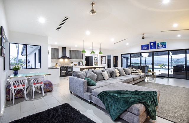 Sunset Retreat Family Getaway, close to Airlie Beach, five bedrooms on acreage