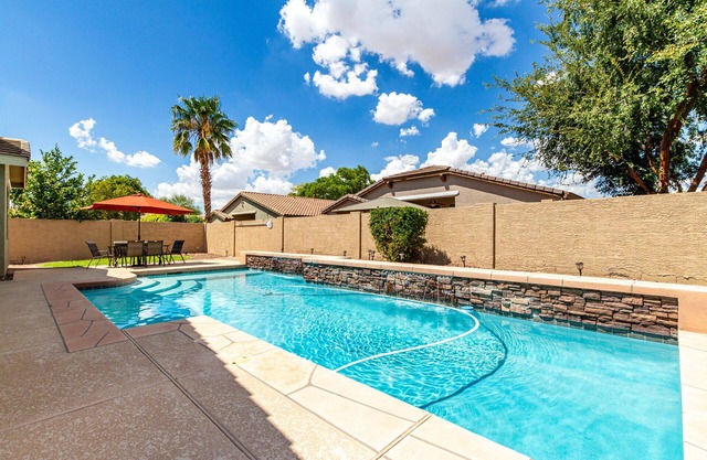 Sunset Stadium Stay! 5 Min Drive to State Farm Stadium, Westgate, Top Golf