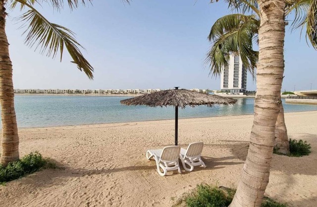 Sunshine Lagoon View Large Balcony - 5m from beach!