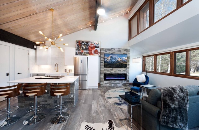 Sunshine Suite (#733) |Near Ski - Golf - AC/Pool/Hot Tub
