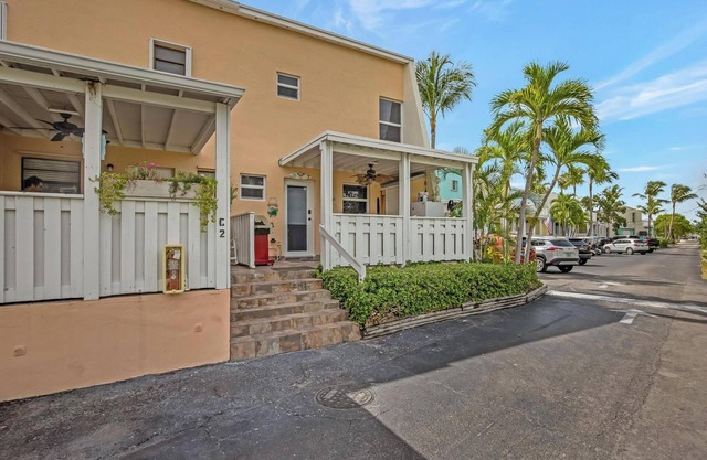 Suntastic - Salt Water Lagoon Front 2 Bedroom in popular OCEAN FRONT Kawama