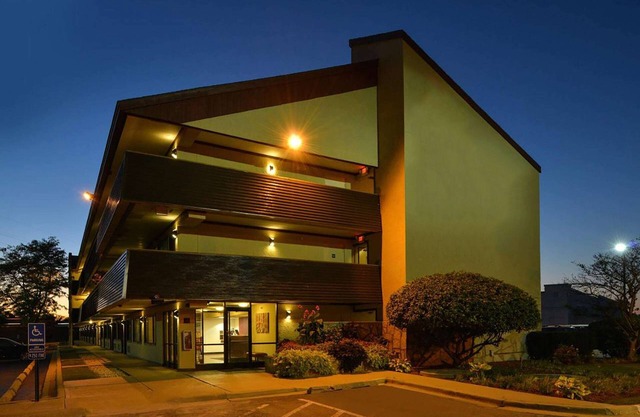 Super 8 by Wyndham Deerfield/Northbrook