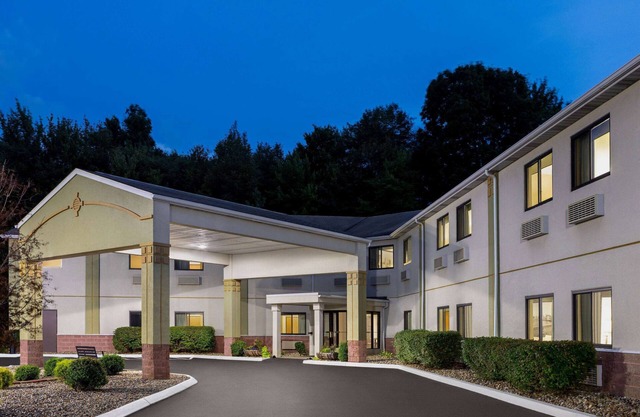 Super 8 by Wyndham Grove City