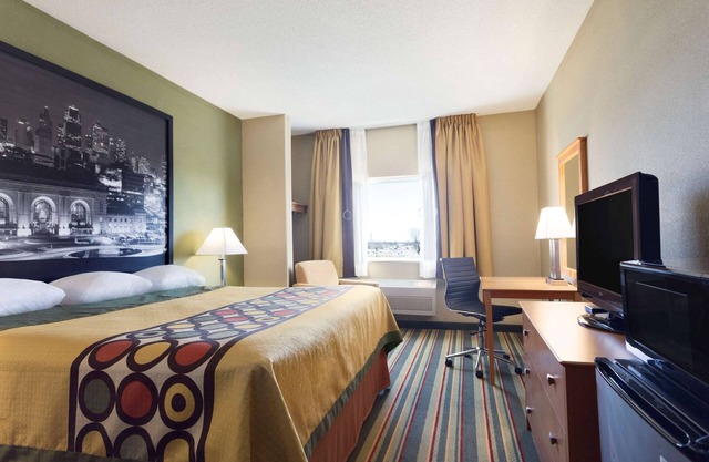 Super 8 by Wyndham Lees Summit