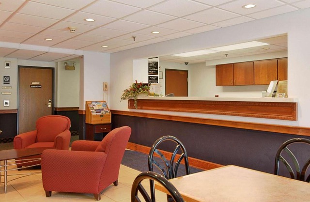 Super 8 by Wyndham Manchester Airport