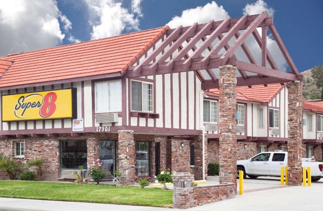 Super 8 by Wyndham Santa Clarita/Valencia