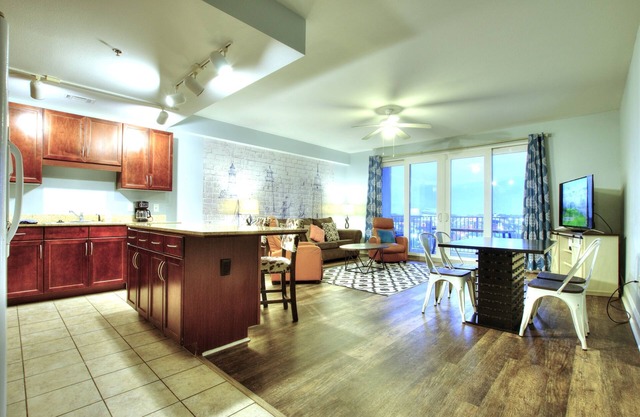 Super Convenient 5th FLOOR- 537 ! LOCATION, AMENITIES, And Amazing Views!