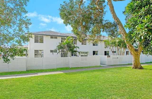 SUPER CONVENIENT SUNNY APARTMENT