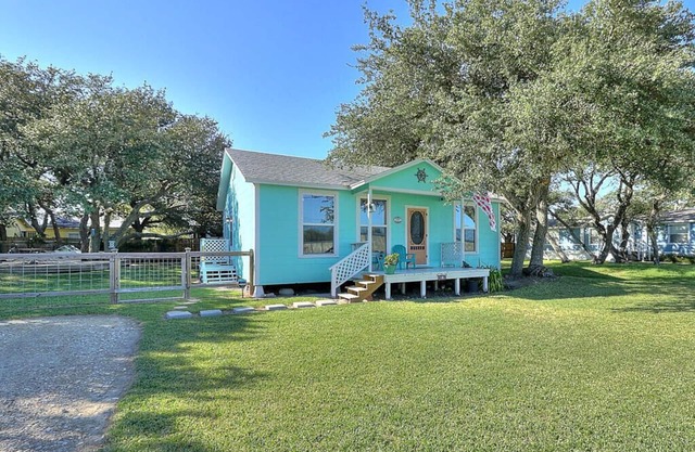SUPER CUTE! COASTAL BEND COTTAGE! Book now-September, October, November dates!