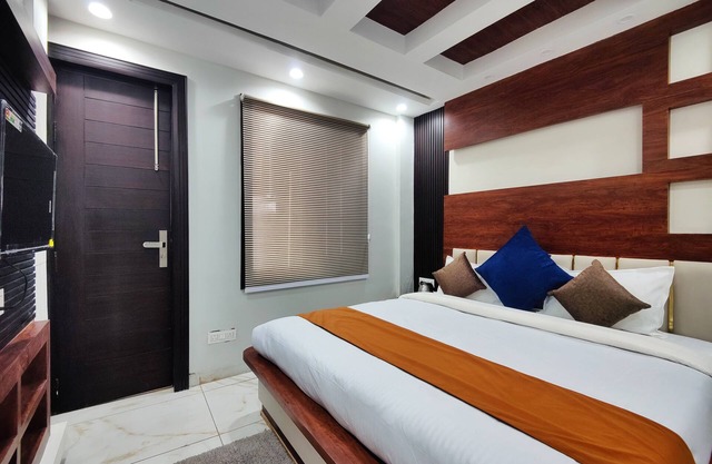 Super Deluxe Room - Shimla Hills - View- King-sized Bed, Parking, Food