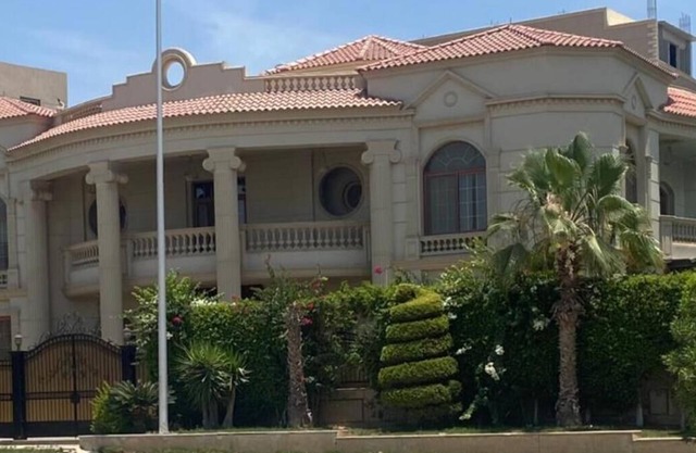 Super luxurious villa with large landscape areas. Free Continental Breakfast.