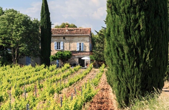 Superb 18th century farmhouse with swimming pool in the heart of a wine estate