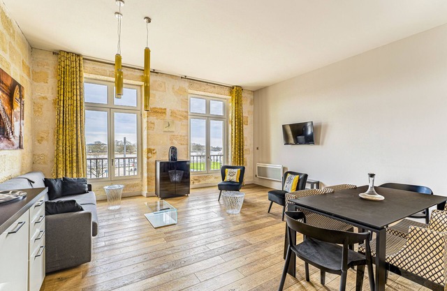Superb 2 bedrooms flat with river view