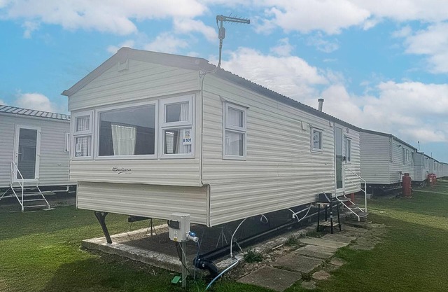 Superb 6 berth caravan at Harts Holiday Park in Kent ref 74101B