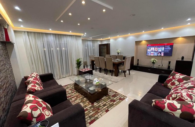Superb & comfy 3BDR apartment with outstanding view شقة فندقية فاخرة فيو رائع للمطار
