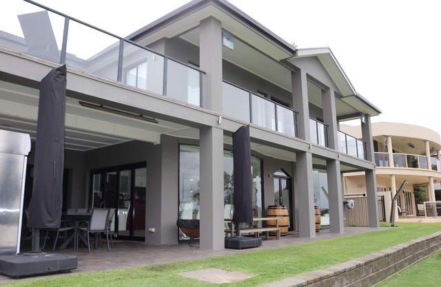 Superb house with direct river access.n 10 Guests Shared private pontoon