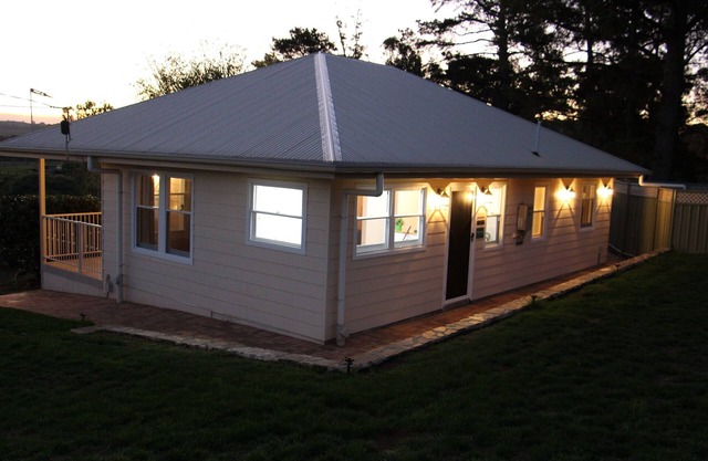 Superb new cottage, stunning views, secluded but handy to Hahndorf Main Street