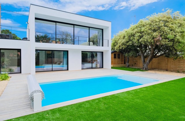 Superb new villa close to the ocean, swimming pool 4 bedrooms, 4 bathrooms 5*.