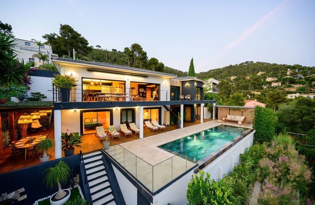 Superb Villa Cali Sun Blue in Carqueiranne with magnificent sea view