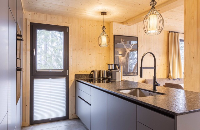 Superior Chalet # 13 with Sauna & Hot Tub