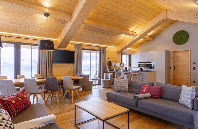 Superior Chalet with 5 bedrooms and sauna & pool