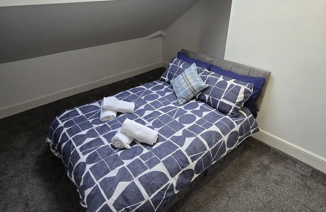 Superior Double Room Ensuite with Shower Room 6