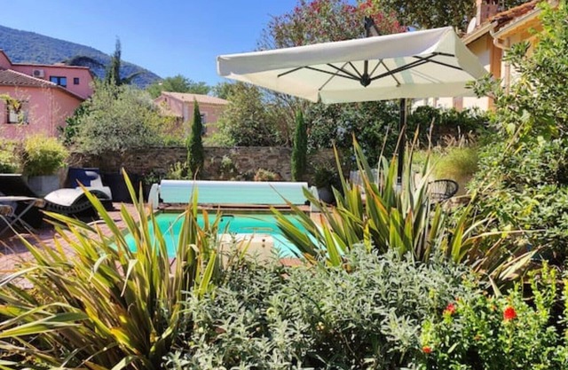 Superlative old town property with pool & bar room