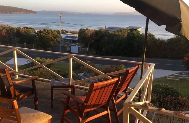 Surf Beach House - Park Beach - amazing views, sun & surf. Walk to the beach.