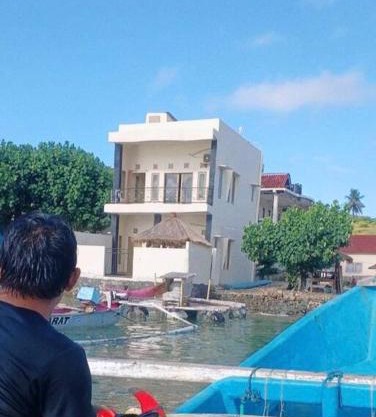 Surf beachfront villa