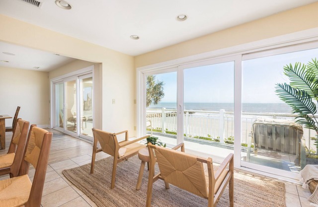 Surfer's Paradise - Oceanfront Home with Spectacular Views and Private Master Su