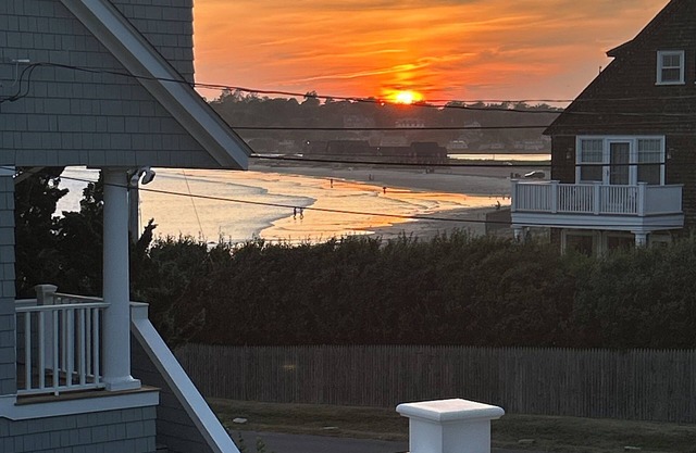 Surfside! Fantastic Beach House, Near Restaurants, Cliff Walk, Close to Downtown