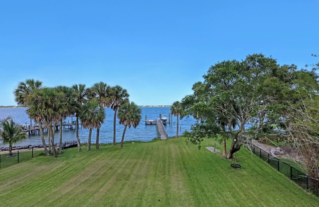 Sweeping Views, Direct Riverfront, Dock, Heated Pool, 8bed/5.5bath Sleeps 18