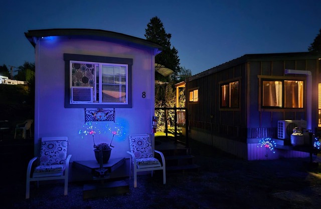 Sweet Caravan Tiny Home by creek & bay. Twin bed.
