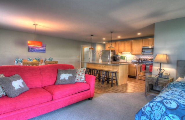 Sweet Suite! Modern, Pool, 2RM, 2BA, Ski Resort 532