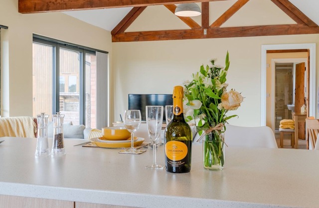 Swifts Retreat at Oosland Barns - sleeps 2 guests in 1 bedroom